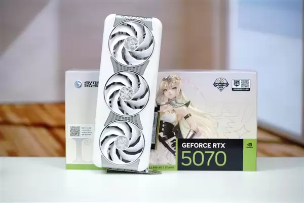 影驰RTX 5070星曜LUNA OC显卡图赏 背板如镜面般闪耀_wishdown.com 背板能当镜子!影驰RTX 5070星曜LUNA OC图赏