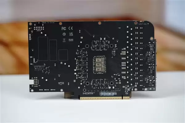 影驰RTX 5070星曜LUNA OC显卡图赏 背板如镜面般闪耀_wishdown.com 背板能当镜子!影驰RTX 5070星曜LUNA OC图赏