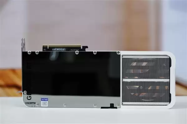 影驰RTX 5070星曜LUNA OC显卡图赏 背板如镜面般闪耀_wishdown.com 背板能当镜子!影驰RTX 5070星曜LUNA OC图赏