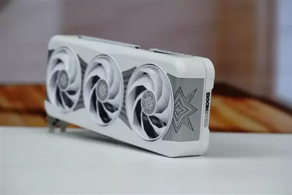 影驰RTX 5070星曜LUNA OC显卡图赏 背板如镜面般闪耀_wishdown.com 背板能当镜子!影驰RTX 5070星曜LUNA OC图赏