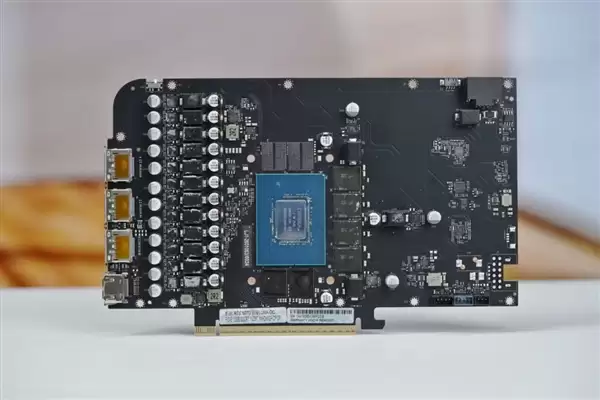 影驰RTX 5070星曜LUNA OC显卡图赏 背板如镜面般闪耀_wishdown.com 背板能当镜子!影驰RTX 5070星曜LUNA OC图赏