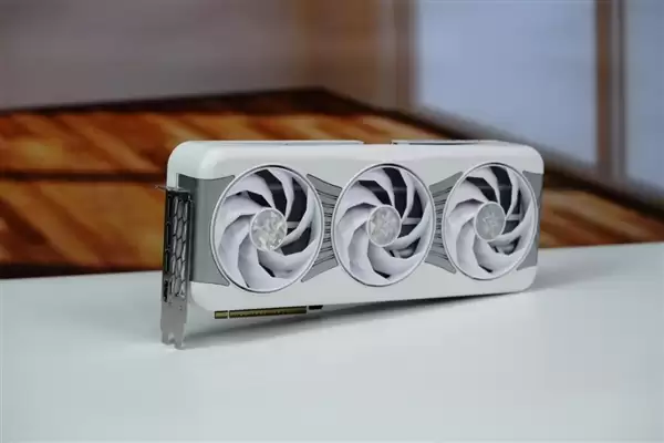 影驰RTX 5070星曜LUNA OC显卡图赏 背板如镜面般闪耀_wishdown.com 背板能当镜子!影驰RTX 5070星曜LUNA OC图赏