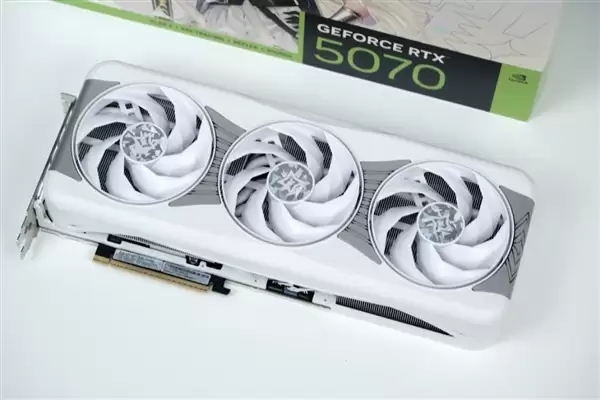 Ӱ��RTX 5070����LUNA OC�Կ�ͼ�� �����羵�����ҫ