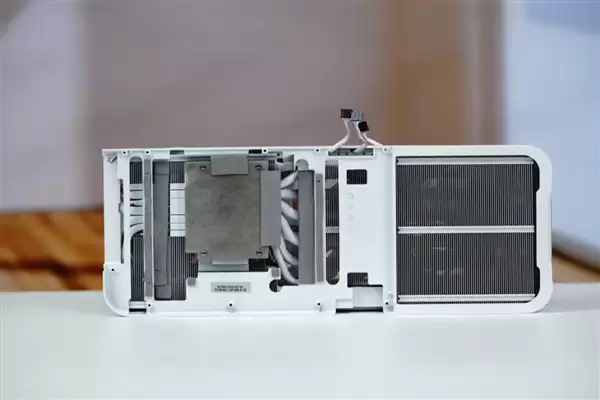 影驰RTX 5070星曜LUNA OC显卡图赏 背板如镜面般闪耀_wishdown.com 背板能当镜子!影驰RTX 5070星曜LUNA OC图赏
