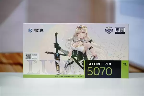 影驰RTX 5070星曜LUNA OC显卡图赏 背板如镜面般闪耀_wishdown.com 背板能当镜子!影驰RTX 5070星曜LUNA OC图赏