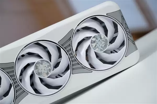 影驰RTX 5070星曜LUNA OC显卡图赏 背板如镜面般闪耀_wishdown.com 背板能当镜子!影驰RTX 5070星曜LUNA OC图赏