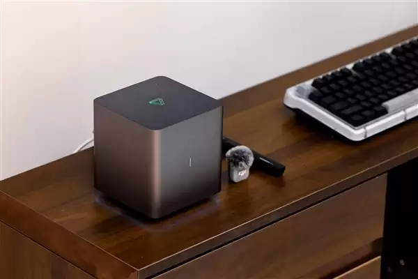 摩尔线程AICUBE发布:AI PC与NAS融合的智能家庭终端_wishdown.com 摩尔线程首款家庭场景消费级产品!AICUBE正式发布:集AI PC、AI NAS、智能体于一体