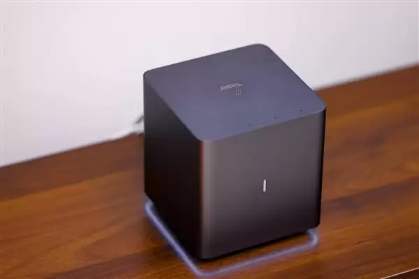 摩尔线程AICUBE发布:AI PC与NAS融合的智能家庭终端_wishdown.com 摩尔线程首款家庭场景消费级产品!AICUBE正式发布:集AI PC、AI NAS、智能体于一体