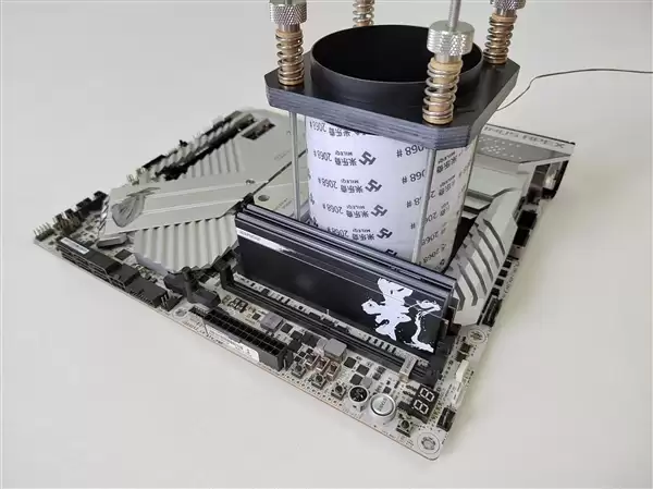 9.2Ghz!ROG APEX主板刷新世界CPU主频_wishdown.com 9.2Ghz!ROG APEX主板刷新世界CPU主频_wishdown.com
