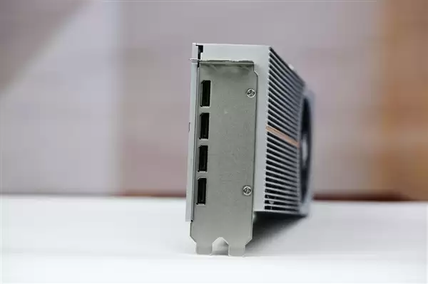 砺算LX 7G100创始版显卡限量1000块开箱图赏_wishdown.com 砺算LX 7G100创始版显卡图赏:限量1000块,银色外观与三风扇设计