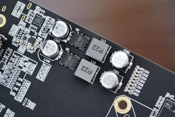 砺算LX 7G100创始版显卡限量1000块开箱图赏_wishdown.com 砺算LX 7G100创始版显卡图赏:限量1000块,银色外观与三风扇设计