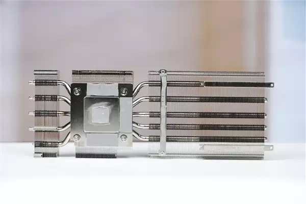 砺算LX 7G100创始版显卡限量1000块开箱图赏_wishdown.com 砺算LX 7G100创始版显卡图赏:限量1000块,银色外观与三风扇设计
