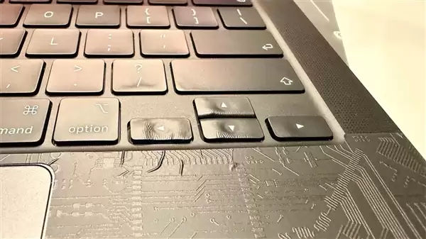 MacBook Pro���̲��ǽ������û���Ĥ�ô����������ֱ���ۻ�����