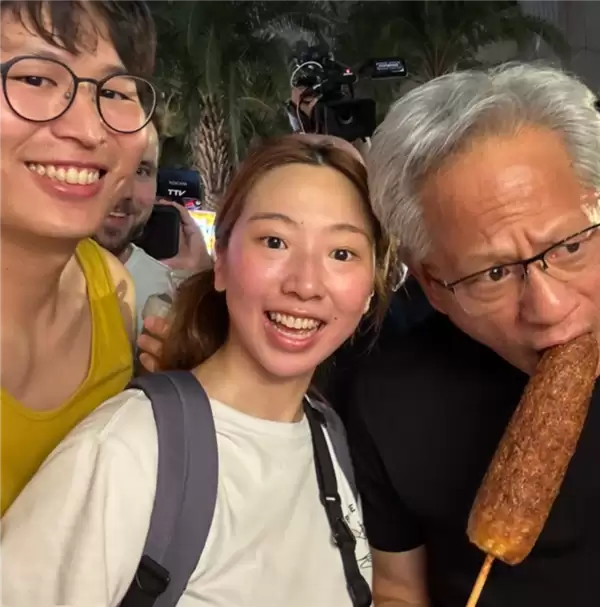 英伟达CEO黄仁勋现身夜市买烤玉米 因付费插队被网友热议_wishdown.com 英伟达CEO黄仁勋现身夜市买烤玉米 因付费插队被网友热议_wishdown.com
