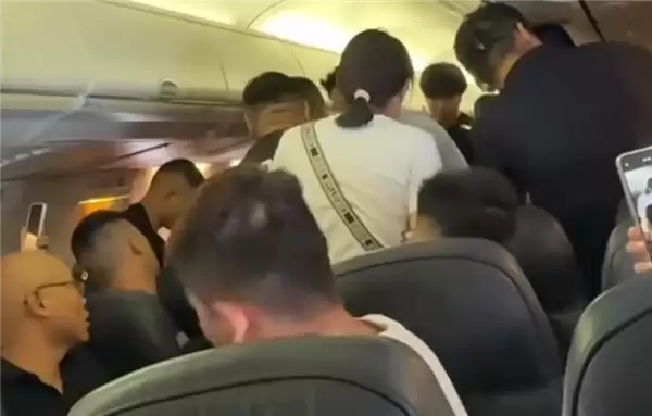 飞机起飞后一男子硬要拉开应急舱门:被乘客合力制服_wishdown.com 飞机起飞后一男子硬要拉开应急舱门:被乘客合力制服_wishdown.com