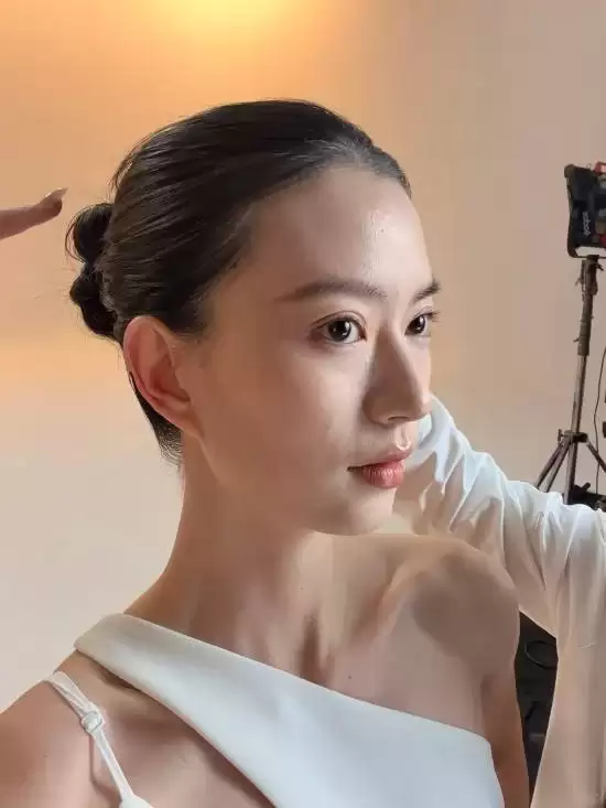 黑钟馗贺岁小厨娘脸模美照颜值惊艳_wishdown.com 黑钟馗贺岁小厨娘脸模美照颜值惊艳_wishdown.com
