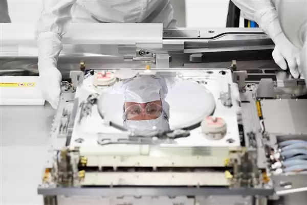 ����ASML���� �ձ���̻���ͷ�῵Ҫ��۸�ս��Intel���Ǵ�ͻ�