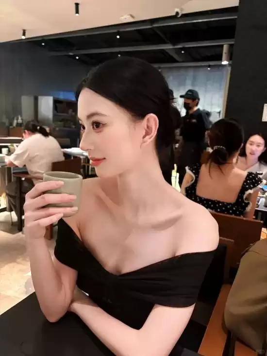 黑钟馗贺岁小厨娘脸模美照颜值惊艳_wishdown.com 黑钟馗贺岁小厨娘脸模美照颜值惊艳_wishdown.com
