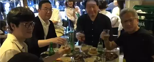 黄仁勋和韩企三巨头掌舵人聚餐 饭后桌面亲笔留LOVE LOVE LOVE_wishdown.com 黄仁勋和韩企三巨头掌舵人聚餐 饭后桌面亲笔留LOVE LOVE LOVE_wishdown.com