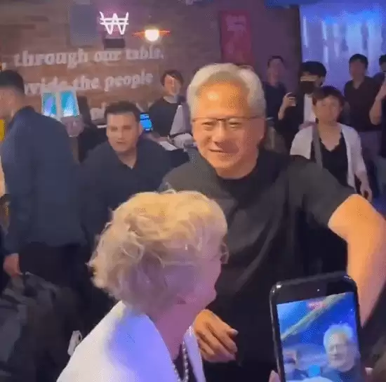 黄仁勋炸鸡店当众亲吻妻子!同时握着粉丝的手_wishdown.com 黄仁勋炸鸡店当众亲吻妻子!同时握着粉丝的手_wishdown.com