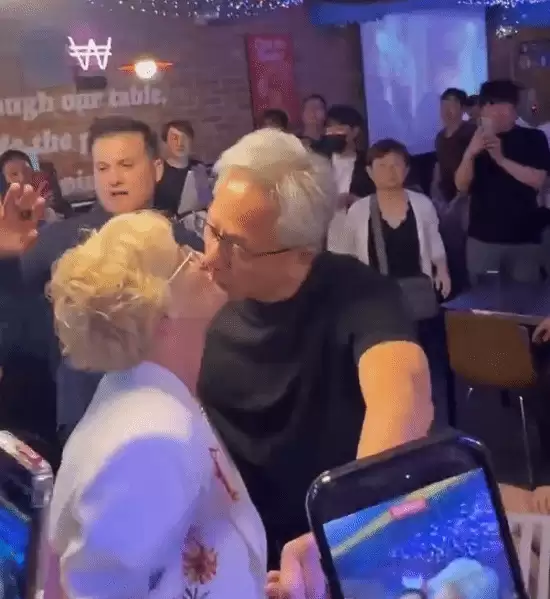 黄仁勋炸鸡店当众亲吻妻子!同时握着粉丝的手_wishdown.com 黄仁勋炸鸡店当众亲吻妻子!同时握着粉丝的手_wishdown.com