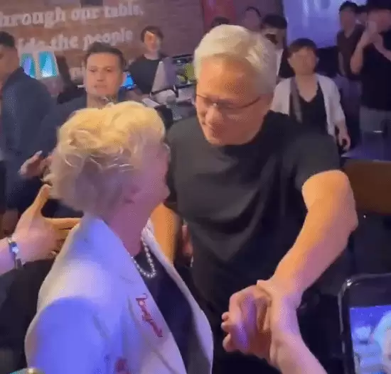黄仁勋炸鸡店当众亲吻妻子!同时握着粉丝的手_wishdown.com 黄仁勋炸鸡店当众亲吻妻子!同时握着粉丝的手_wishdown.com