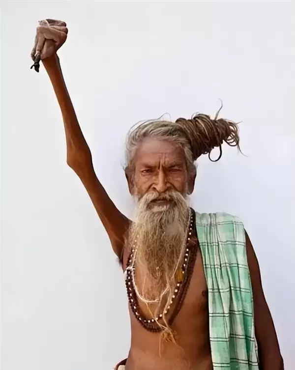 不躺也不坐一直站5年!印度男子坚持站立修行 双腿肿胀变黑仍不放弃_wishdown.com 不躺也不坐一直站5年!印度男子坚持站立修行 双腿肿胀变黑仍不放弃_wishdown.com