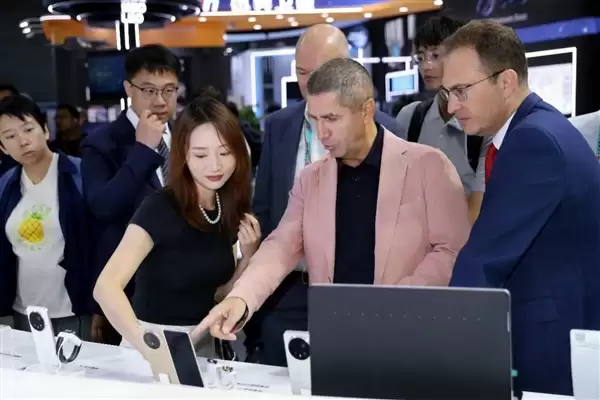 荣耀定义Agentic OS:终端将从“应用容器”走向“智能体舞台”_wishdown.com 荣耀定义Agentic OS:终端将从“应用容器”走向“智能体舞台”_wishdown.com