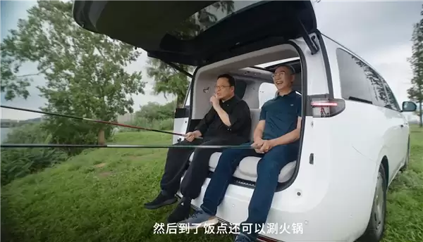 零跑D99后排翻转能当钓鱼椅 罗永浩:非常梦幻 到了饭点还能涮火锅_wishdown.com 零跑D99后排翻转能当钓鱼椅 罗永浩:非常梦幻 到了饭点还能涮火锅_wishdown.com