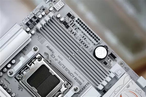 雕妹二次元设计!技嘉B850 AORUS ELITE-P ICE主板图赏_wishdown.com 雕妹二次元设计!技嘉B850 AORUS ELITE-P ICE主板图赏_wishdown.com