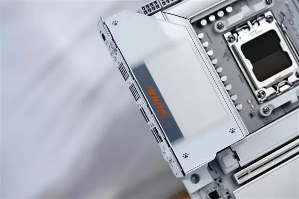 雕妹二次元设计!技嘉B850 AORUS ELITE-P ICE主板图赏_wishdown.com 雕妹二次元设计!技嘉B850 AORUS ELITE-P ICE主板图赏_wishdown.com