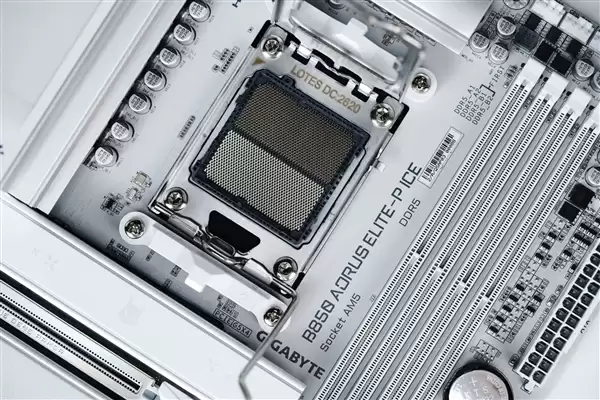 雕妹二次元设计!技嘉B850 AORUS ELITE-P ICE主板图赏_wishdown.com 雕妹二次元设计!技嘉B850 AORUS ELITE-P ICE主板图赏_wishdown.com