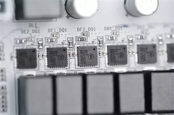 雕妹二次元设计!技嘉B850 AORUS ELITE-P ICE主板图赏_wishdown.com 雕妹二次元设计!技嘉B850 AORUS ELITE-P ICE主板图赏_wishdown.com