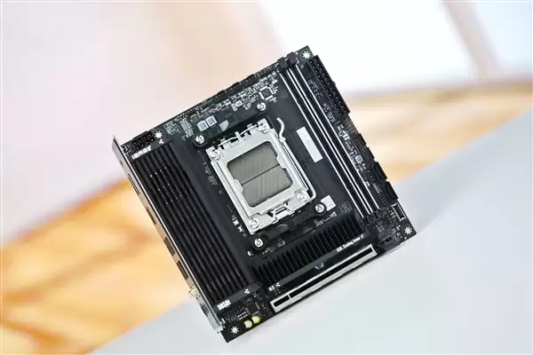 七彩虹iGame B850I MINI OC V14图赏:iGame Mini系列首款ITX主板_wishdown.com iGame Mini系列首款ITX主板!七彩虹iGame B850I MINI OC V14图赏