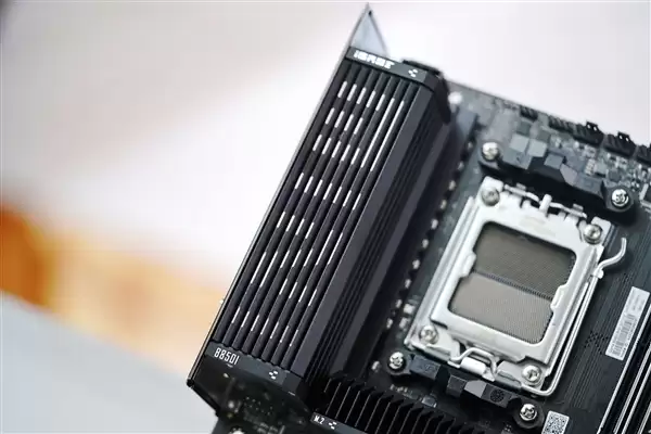 七彩虹iGame B850I MINI OC V14图赏:iGame Mini系列首款ITX主板_wishdown.com iGame Mini系列首款ITX主板!七彩虹iGame B850I MINI OC V14图赏