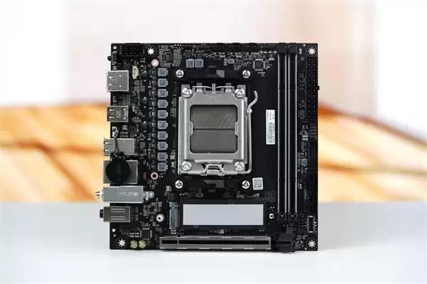 七彩虹iGame B850I MINI OC V14图赏:iGame Mini系列首款ITX主板_wishdown.com iGame Mini系列首款ITX主板!七彩虹iGame B850I MINI OC V14图赏