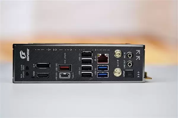 七彩虹iGame B850I MINI OC V14图赏:iGame Mini系列首款ITX主板_wishdown.com iGame Mini系列首款ITX主板!七彩虹iGame B850I MINI OC V14图赏