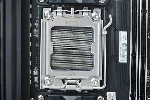 七彩虹iGame B850I MINI OC V14图赏:iGame Mini系列首款ITX主板_wishdown.com iGame Mini系列首款ITX主板!七彩虹iGame B850I MINI OC V14图赏