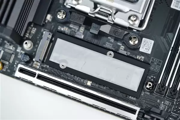 七彩虹iGame B850I MINI OC V14图赏:iGame Mini系列首款ITX主板_wishdown.com iGame Mini系列首款ITX主板!七彩虹iGame B850I MINI OC V14图赏