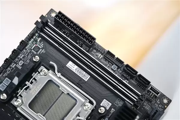 七彩虹iGame B850I MINI OC V14图赏:iGame Mini系列首款ITX主板_wishdown.com iGame Mini系列首款ITX主板!七彩虹iGame B850I MINI OC V14图赏