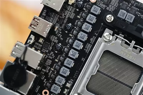 七彩虹iGame B850I MINI OC V14图赏:iGame Mini系列首款ITX主板_wishdown.com iGame Mini系列首款ITX主板!七彩虹iGame B850I MINI OC V14图赏