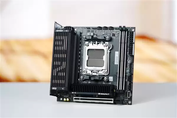 七彩虹iGame B850I MINI OC V14图赏:iGame Mini系列首款ITX主板_wishdown.com iGame Mini系列首款ITX主板!七彩虹iGame B850I MINI OC V14图赏