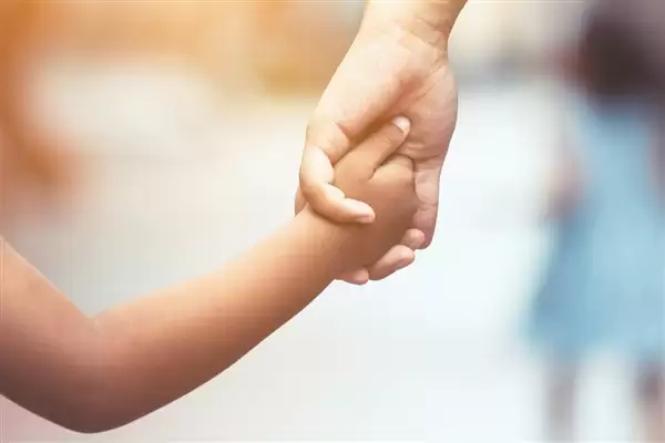 爸爸带弱视儿子徒步2年改善视力:数千人参与其中_wishdown.com 爸爸带弱视儿子徒步2年改善视力:数千人参与其中_wishdown.com
