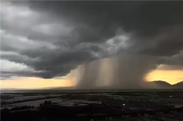 昆明遭遇强对流天气:暴雨呈柱状倾泻宛如“登天电梯”_wishdown.com 昆明遭遇强对流天气:暴雨呈柱状倾泻宛如“登天电梯”_wishdown.com
