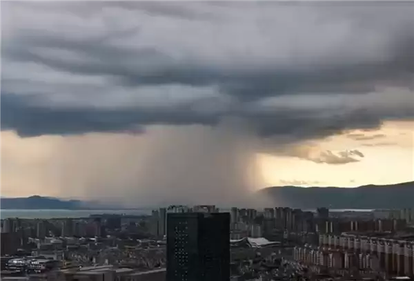 昆明遭遇强对流天气:暴雨呈柱状倾泻宛如“登天电梯”_wishdown.com 昆明遭遇强对流天气:暴雨呈柱状倾泻宛如“登天电梯”_wishdown.com