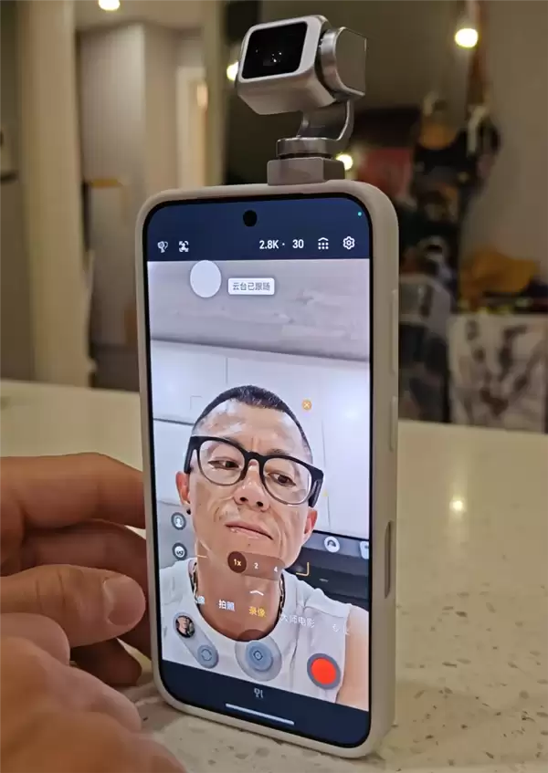陈震抢先晒荣耀Robot Phone真机:4D云台主摄一键启动!支持360°追踪_wishdown.com 陈震抢先晒荣耀Robot Phone真机:4D云台主摄一键启动!支持360°追踪_wishdown.com