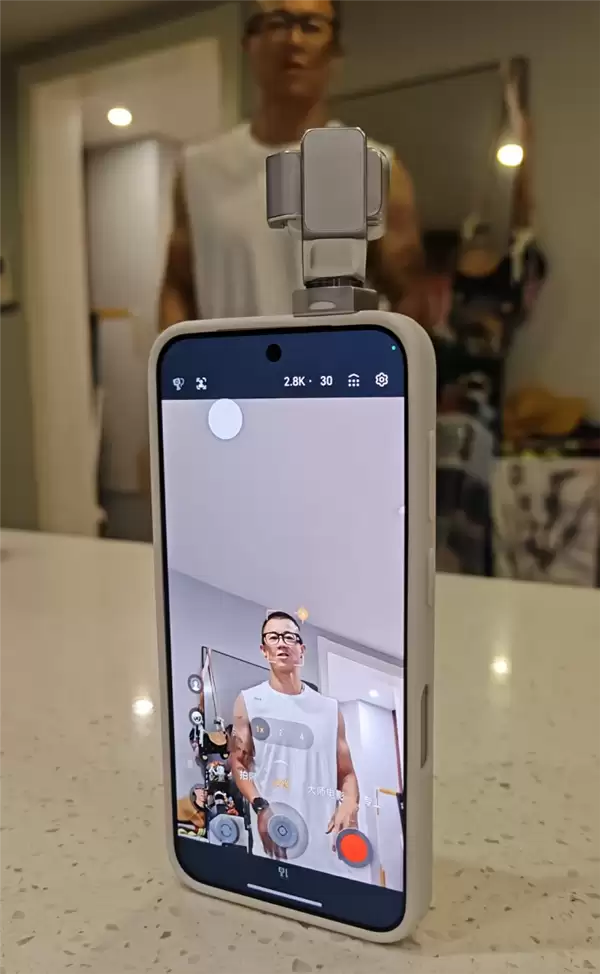 陈震抢先晒荣耀Robot Phone真机:4D云台主摄一键启动!支持360°追踪_wishdown.com 陈震抢先晒荣耀Robot Phone真机:4D云台主摄一键启动!支持360°追踪_wishdown.com