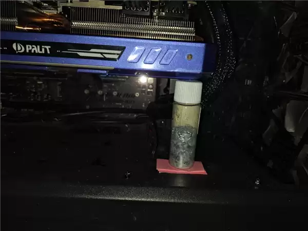 机箱内藏定时炸弹 玩家竟用镓瓶当显卡支架!漏了就全毁_wishdown.com 机箱内藏定时炸弹 玩家竟用镓瓶当显卡支架!漏了就全毁_wishdown.com