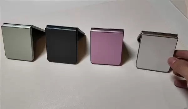 三星Galaxy Z Fold8系列安卓首款阔折叠旗舰手机上手体验_wishdown.com 安卓首款阔折叠 三星Galaxy Z Fold8系列上手体验
