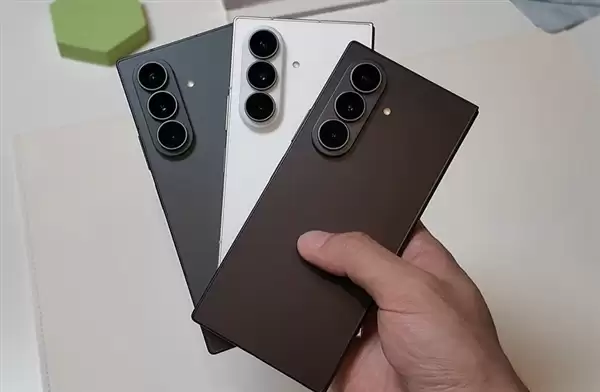 三星Galaxy Z Fold8系列安卓首款阔折叠旗舰手机上手体验_wishdown.com 安卓首款阔折叠 三星Galaxy Z Fold8系列上手体验